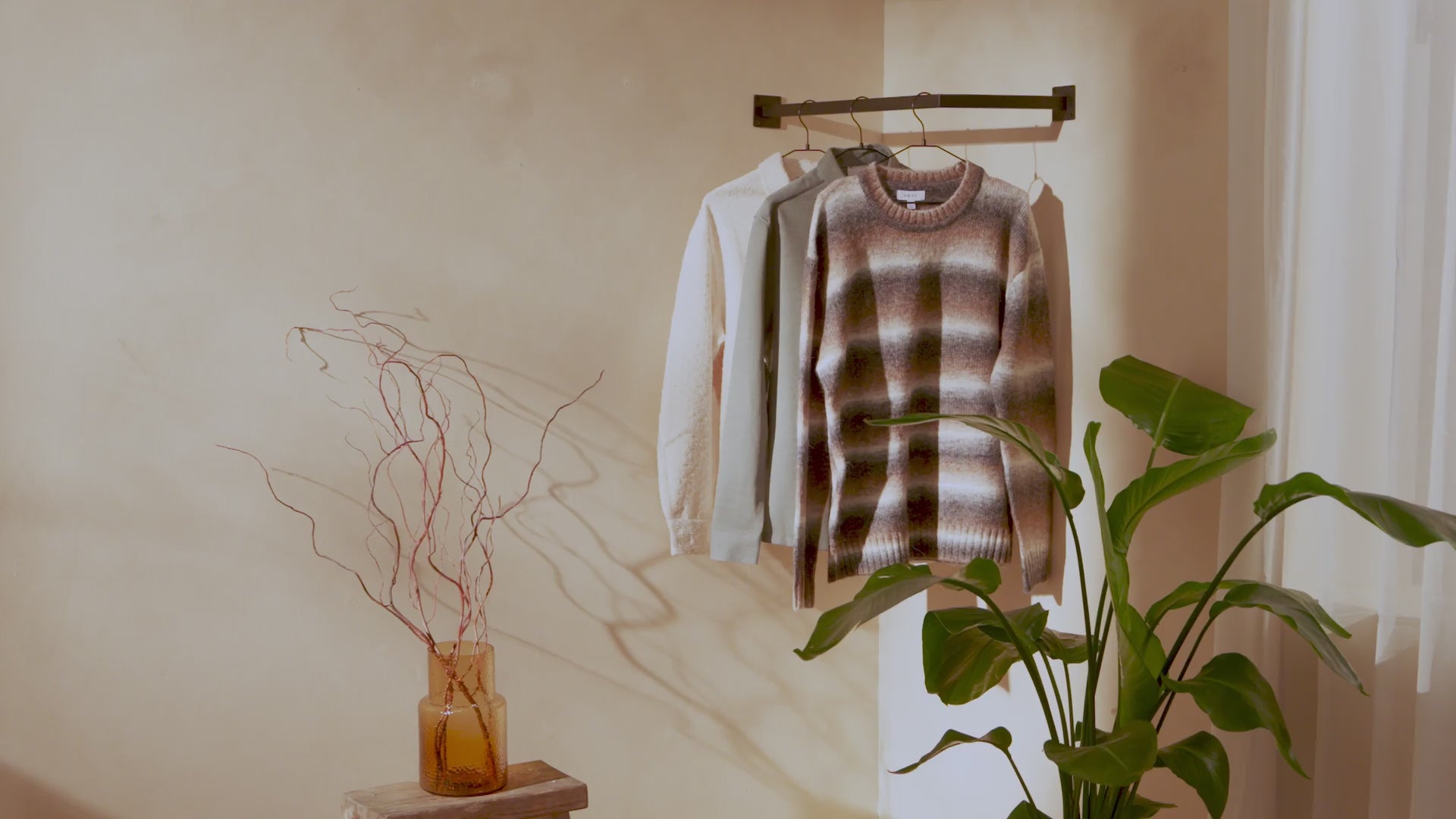 Charger la vidéo: Vêtements ÜBERECK Mur
